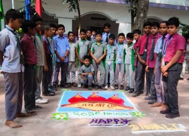 सुतारा मेंहीं मिशन स्कूल में रंगोली प्रतियोगिता का आयोजन