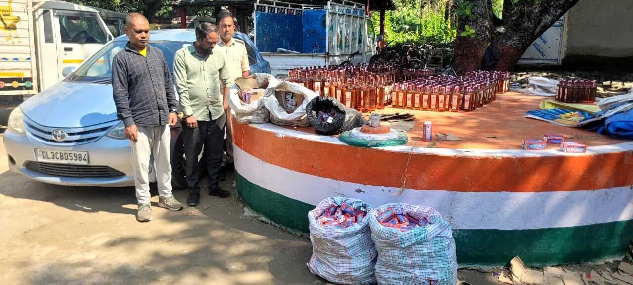 यूपी से कार से शराब की खेप ले जा रहे दिल्ली व गाजियाबाद के दो तस्कर धराये