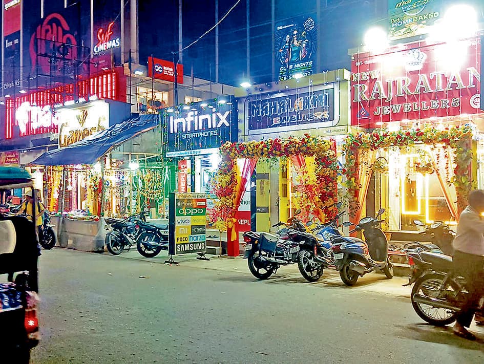 आज धनतेरस, शिल्पांचल के बाजारों में छायी रौनक