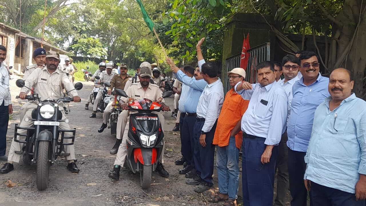 Dhanbad News : बस्ताकोला में सुरक्षा गार्डों ने किया फ्लैग मार्च