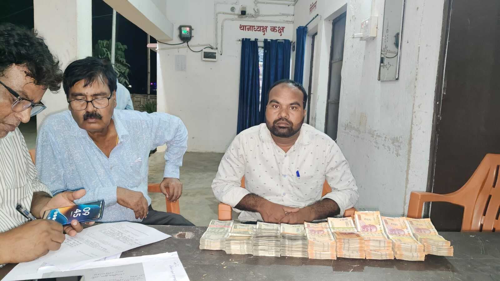 वाहन जांच में दो व्यक्तियों से 500700 रुपये व 3.120 किलो चांदी बरामद