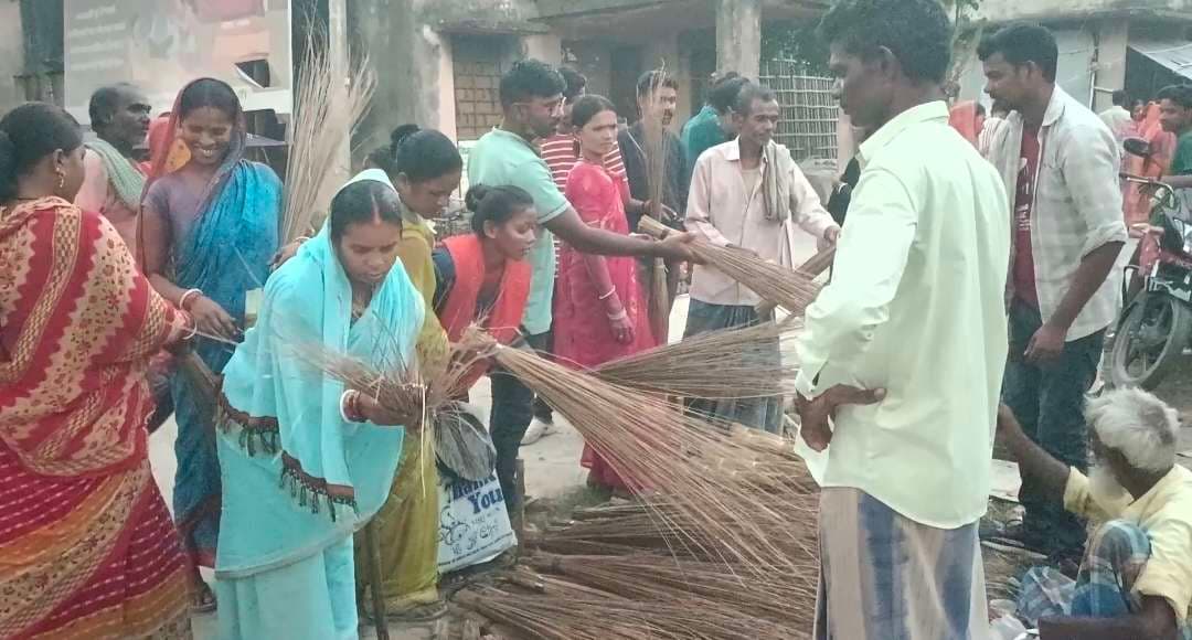 हसनगंज बाजार में धनतेरस पर बाजार रहा गुलजार