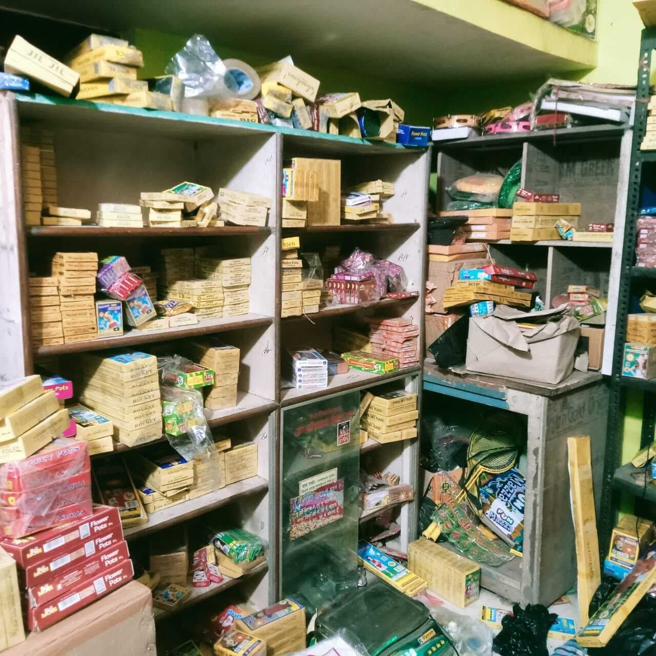 पटाखा गोदाम में प्रशासन ने की छापेमारी, छह क्विंटल से अधिक बम-पटाखा जब्त