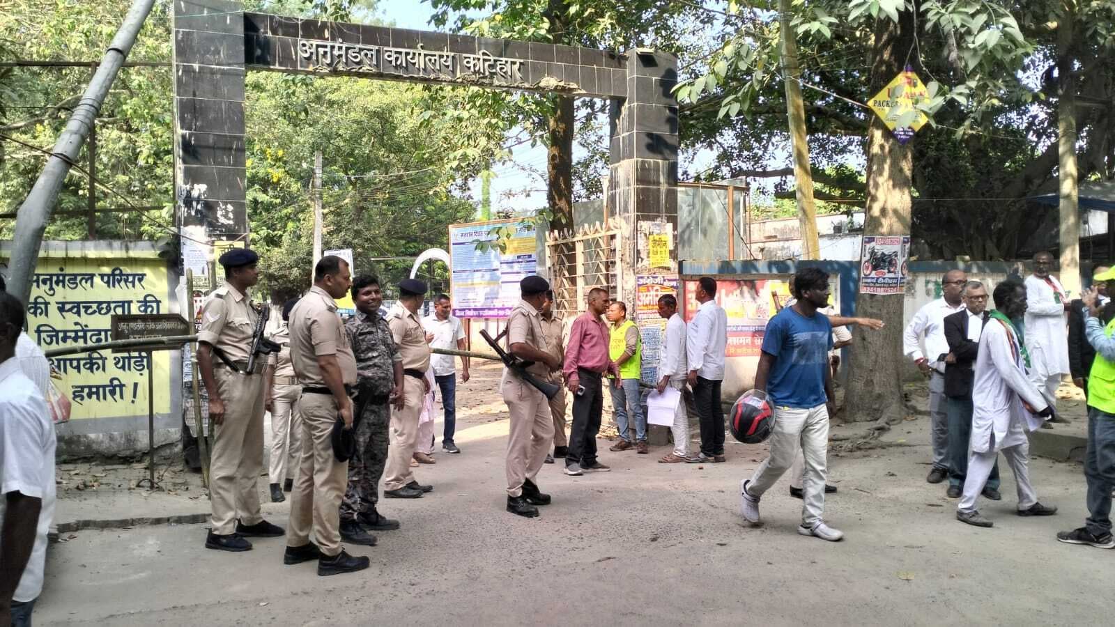 विधानसभा चुनाव: तारकिशोर, निशा, विजय, कविता, गाजी, शकील, पूनम, महबूब सहित 27 ने किया पर्चा दाखिल