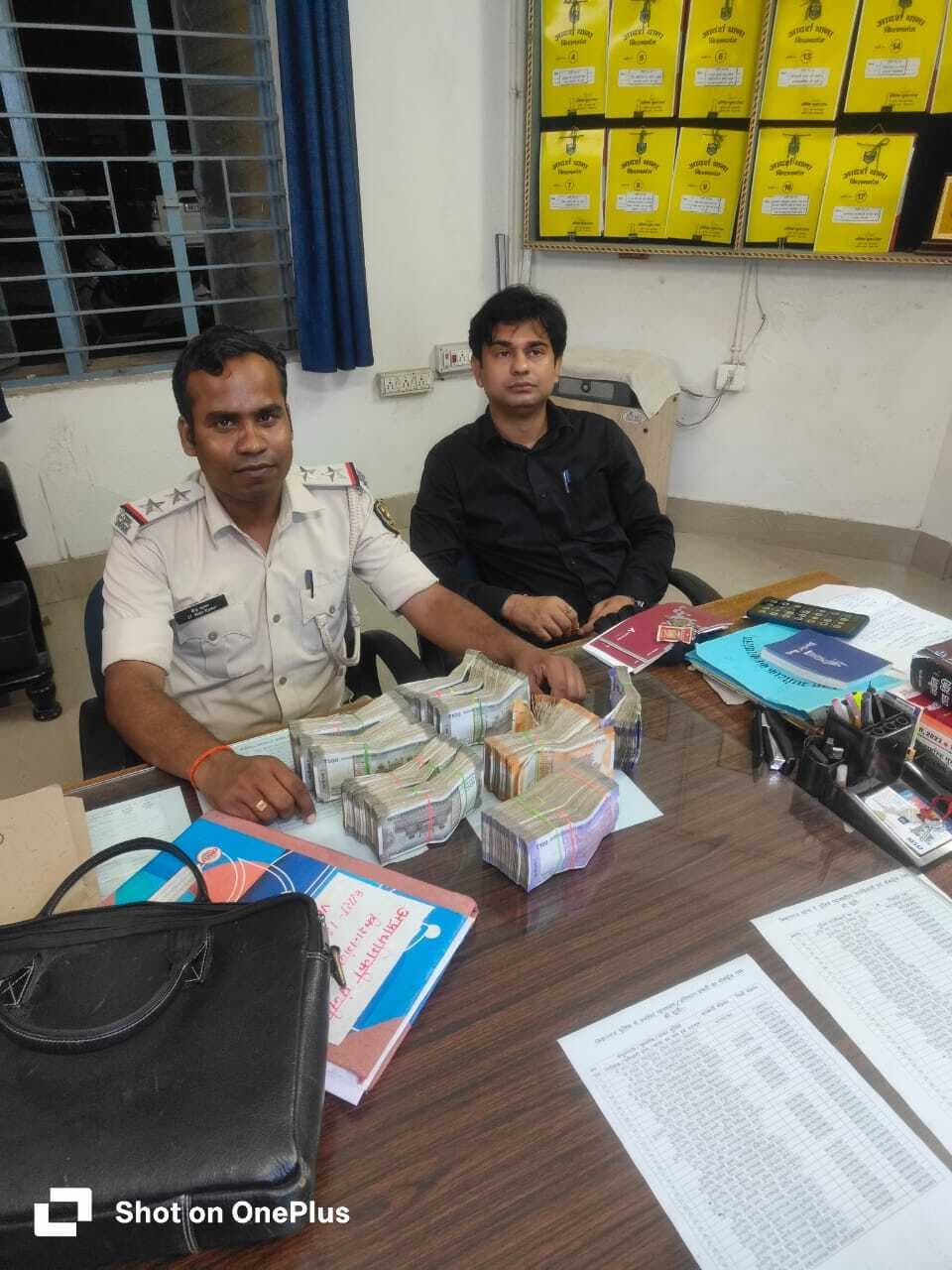 बंगाल की तरह से आ रही कार से 7.20 लाख रुपये बरामद