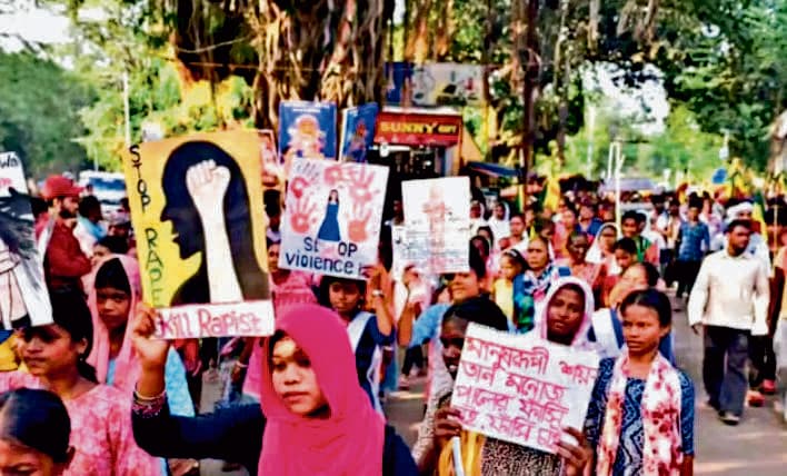 रामपुरहाट में किशोरी की हत्या के खिलाफ आदिवासियों का प्रदर्शन