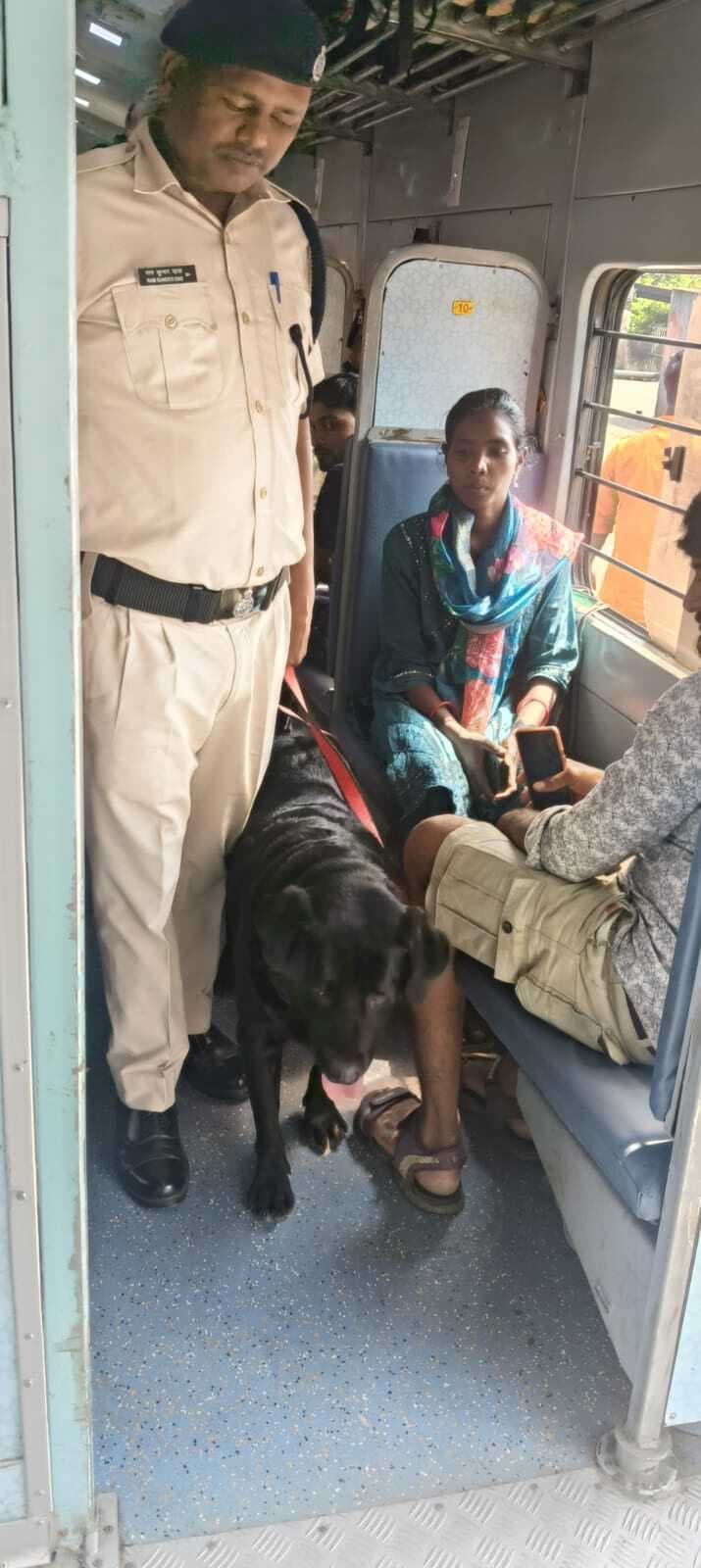 Dhanbad News: डॉग स्क्वायड के साथ ट्रेनों की हो रही जांच