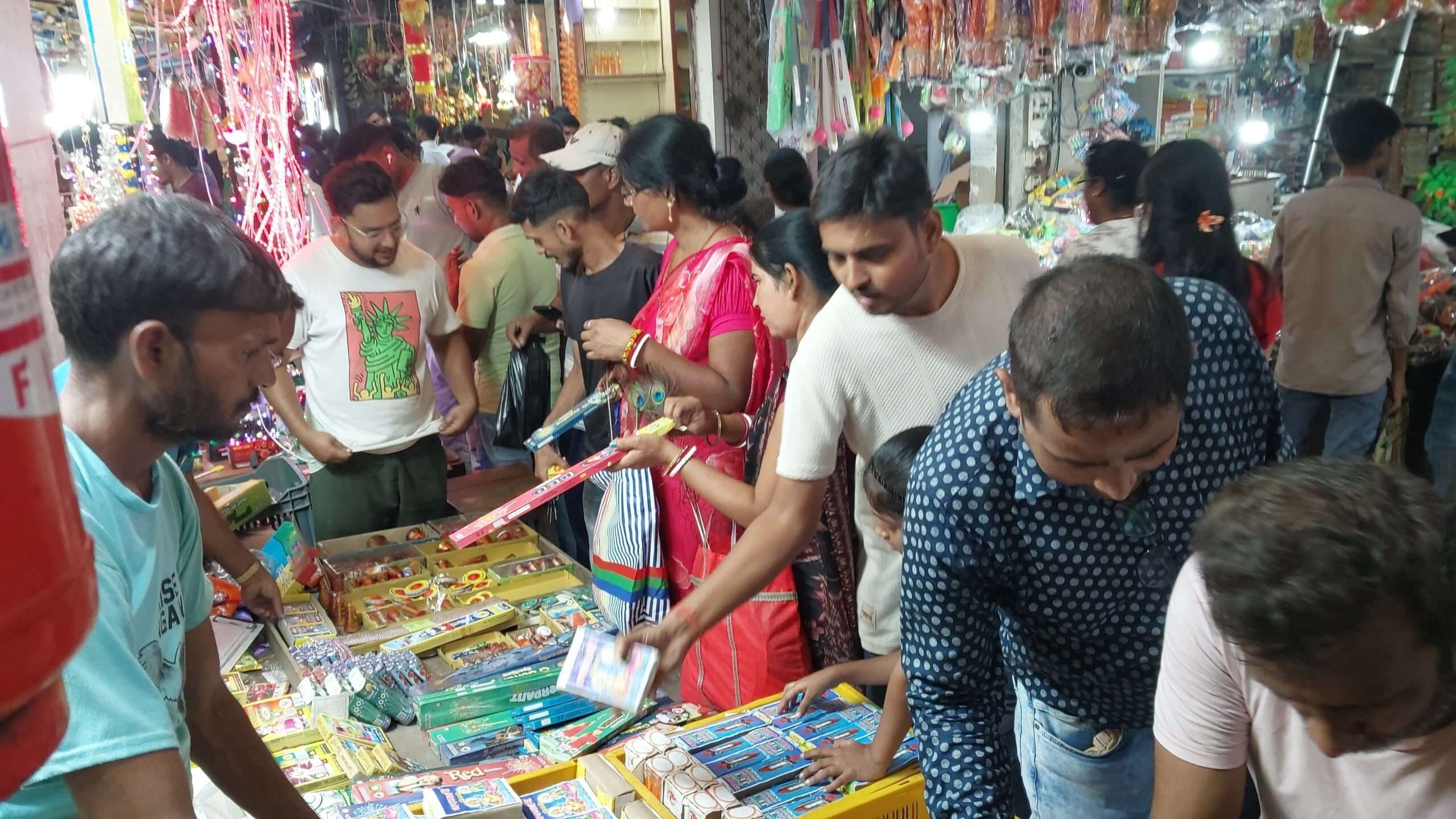 माता लक्ष्मी-गणेश की प्रतिमा, मिठाई व पटाखों की जमकर हुई बिक्री