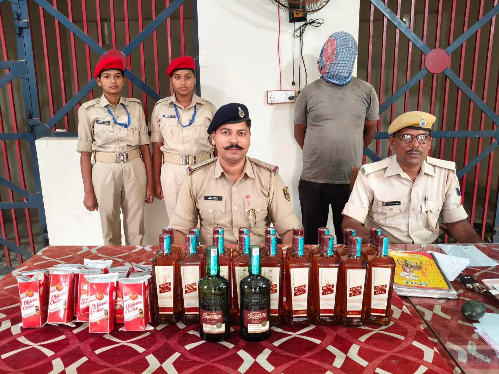 सालमारी पुलिस ने चार शराब तस्करों को किया गिरफ्तार