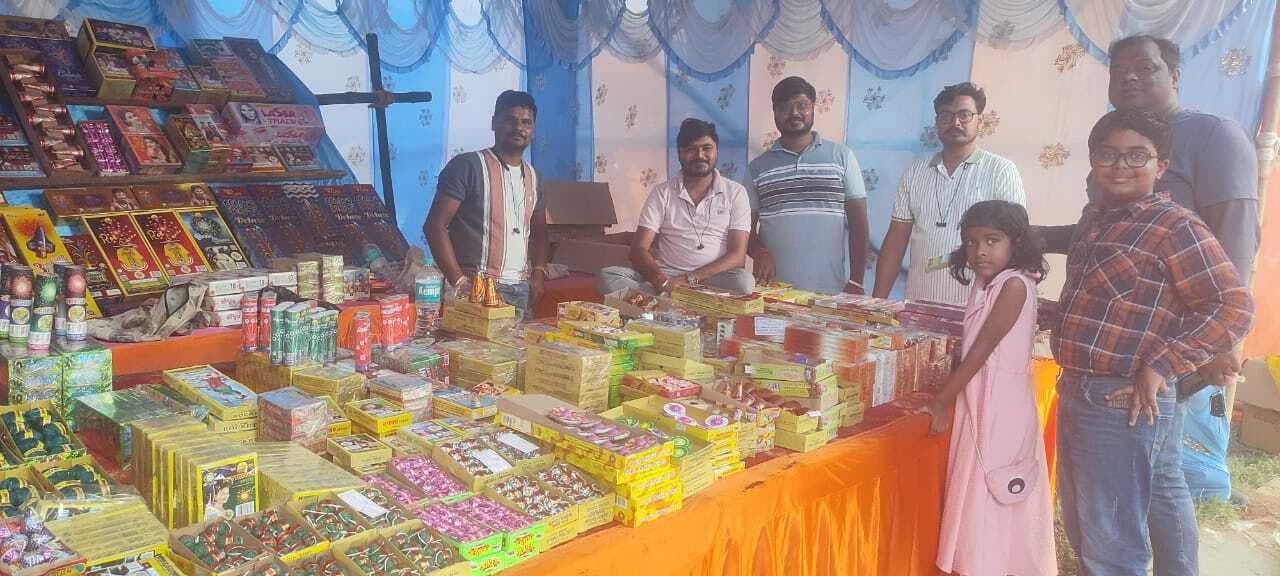 दीपावली को लेकर बाजार में रौनक, खूब बिके दीये, पटाखे और मिठाइयां