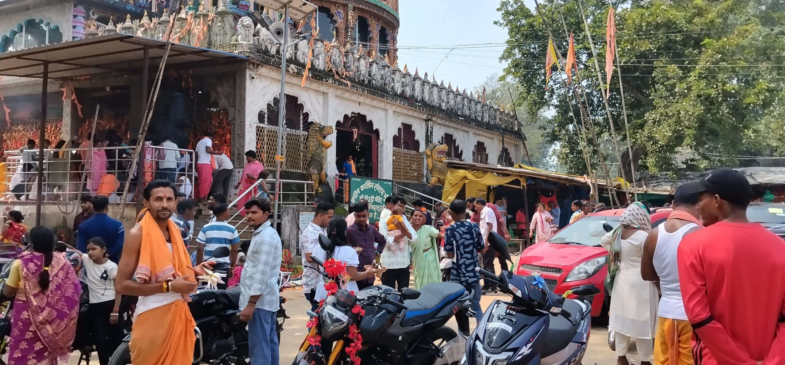 धनतेरस पर दिऊड़ी मंदिर में वाहनों की पूजा को उमड़ी भीड़