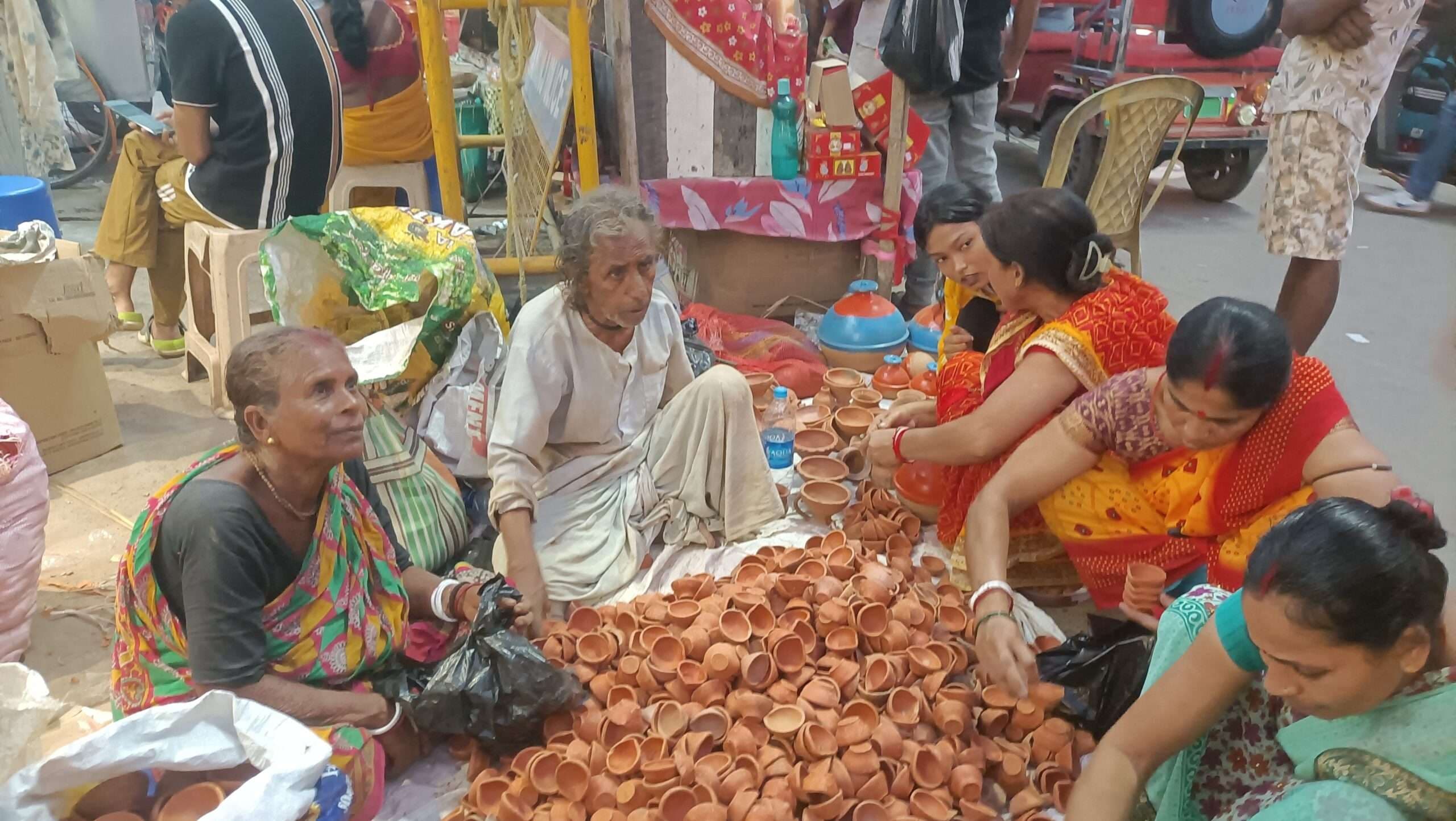 दिवाली को लेकर सज रहे घर व बाजार, कई तरह के मिठाई हो रहे तैयार