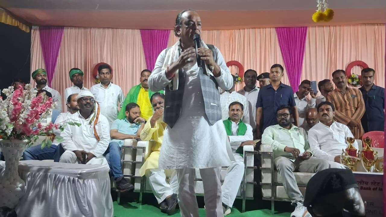 Dhanbad News: ग्रामीण जमीन का कागज दें, पाथुरिया में बनायेंगे स्टेडियम : स्वास्थ्य मंत्री