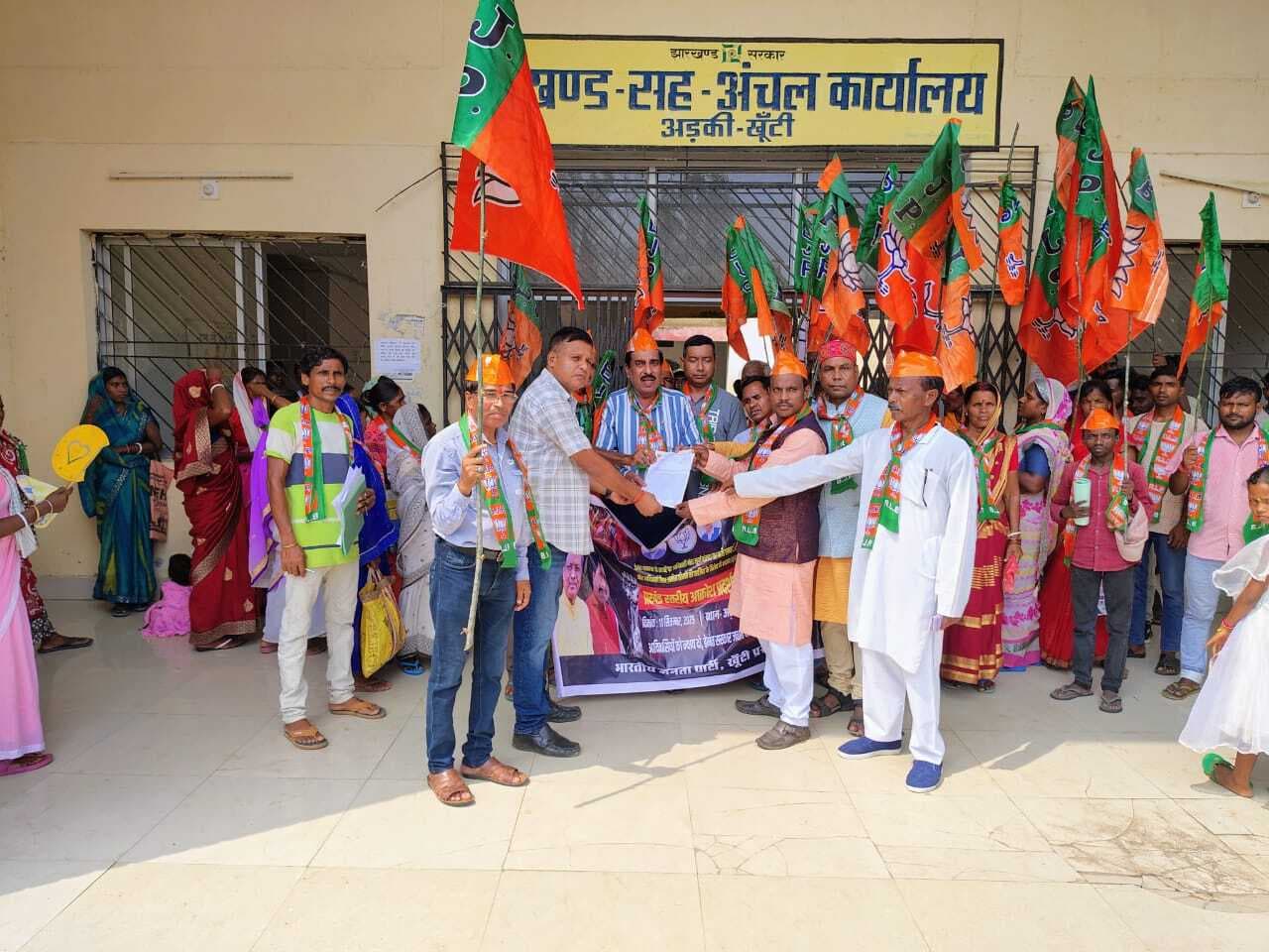 भाजपा कार्यकर्ताओं ने किया प्रदर्शन, सौंपे ज्ञापन