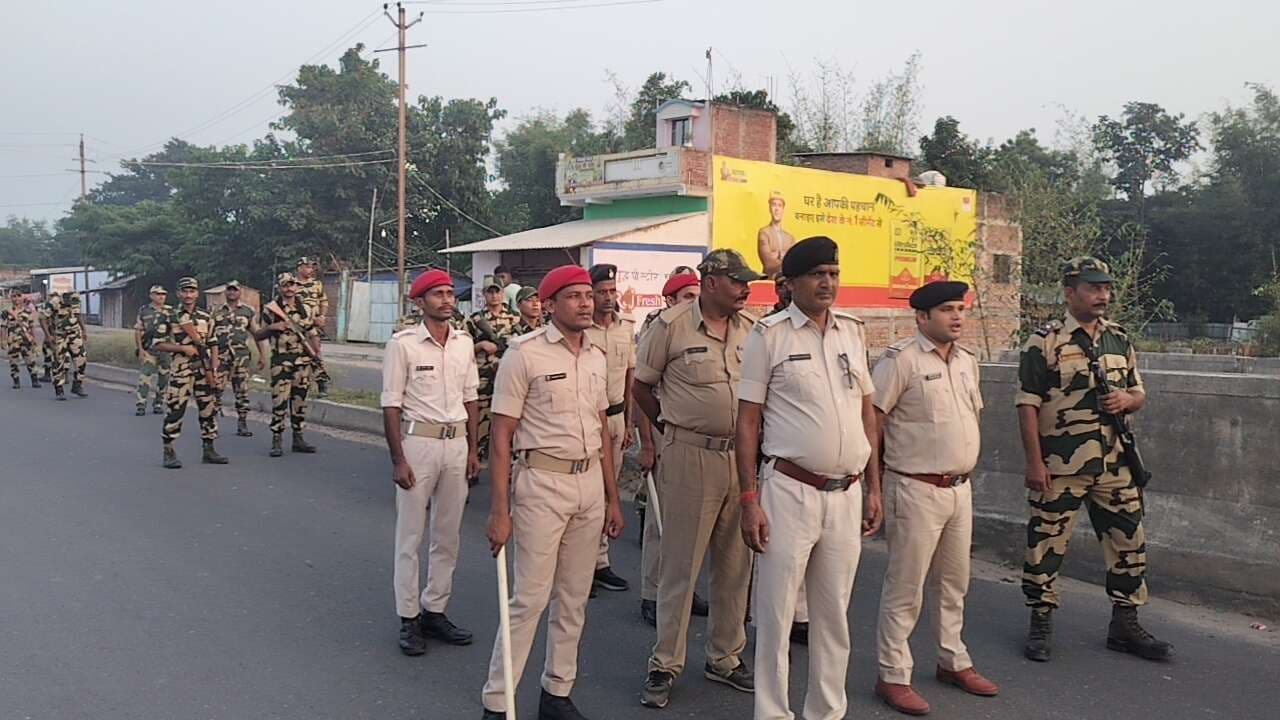 पुलिस ने किया फ्लैग मार्च, शांति व निष्पक्ष मतदान का दिया संदेश