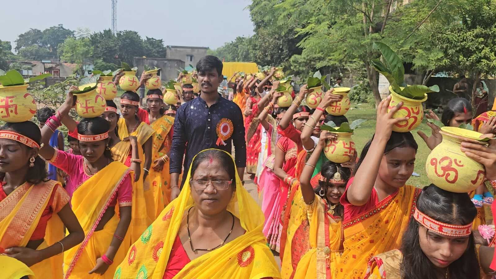 Dhanbad News : बरडंगाल में नवनिर्मित काली मंदिर के उद्घाटन पर निकली कलश यात्रा