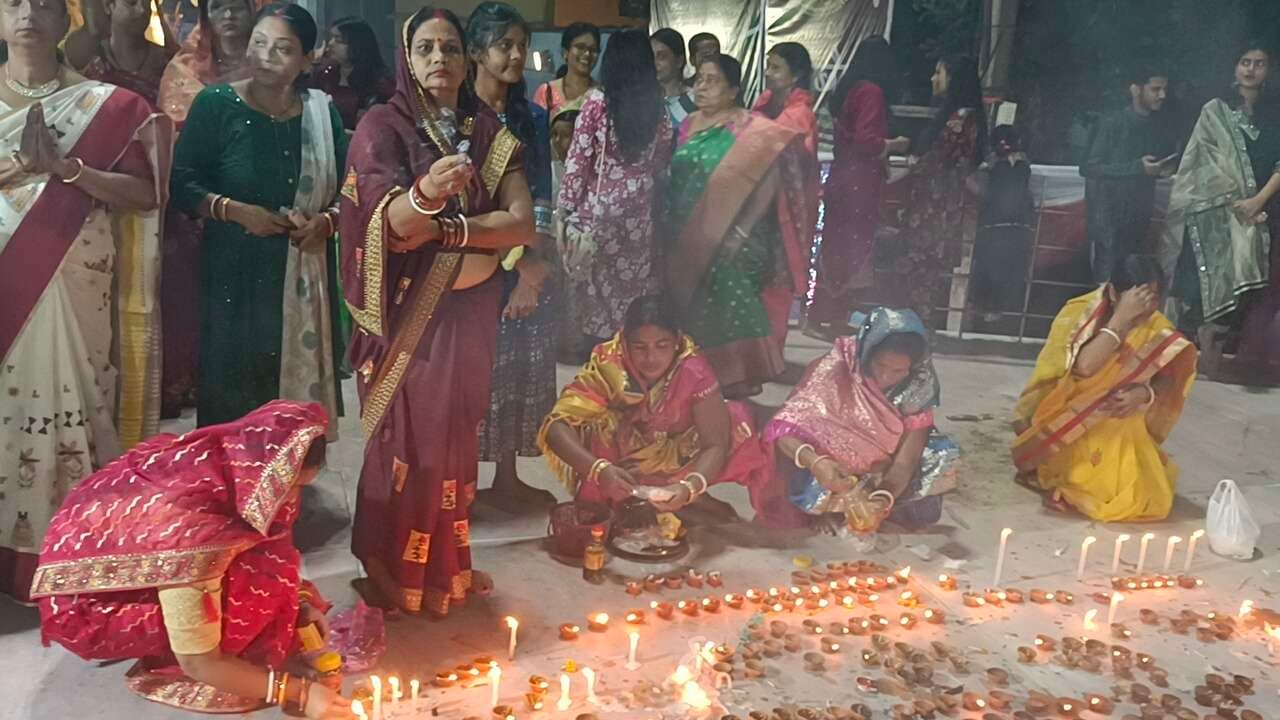 जिले के विभिन्न काली मंदिरों में मां काली की हुई पूजा-अर्चना, मंदिरों में उमड़ी श्रद्धालुओं की भीड़