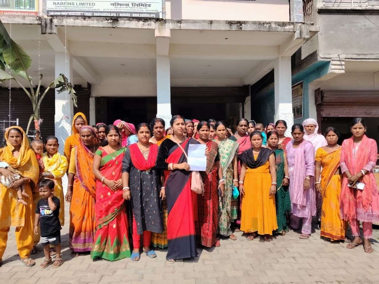 सीएफ पर रुपए मांगने का आरोप, महिलाओं ने जीविका कार्यालय में दर्ज कराई शिकायत