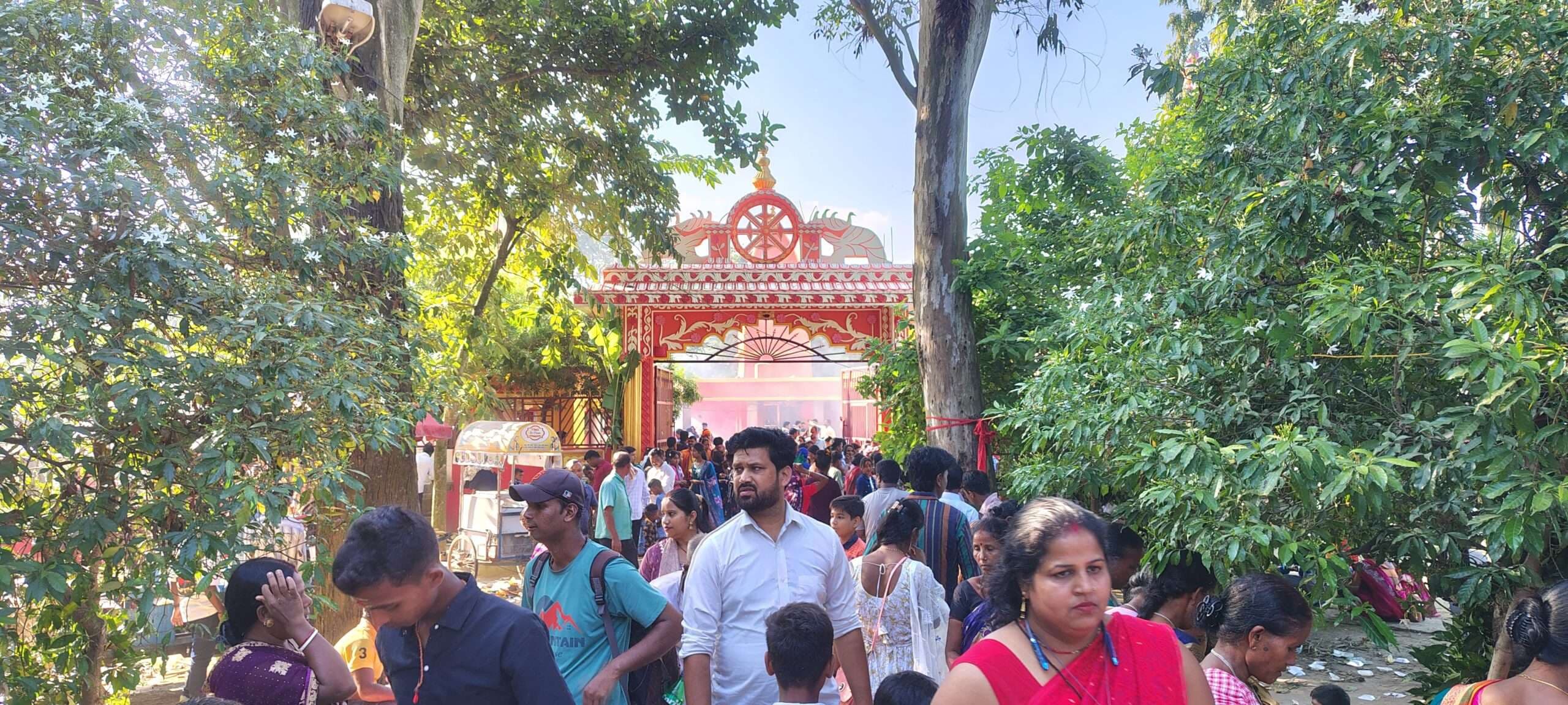 ओद्रा काली मंदिर में पूजा के लिए उमड़ी श्रद्धालुओं की भीड़