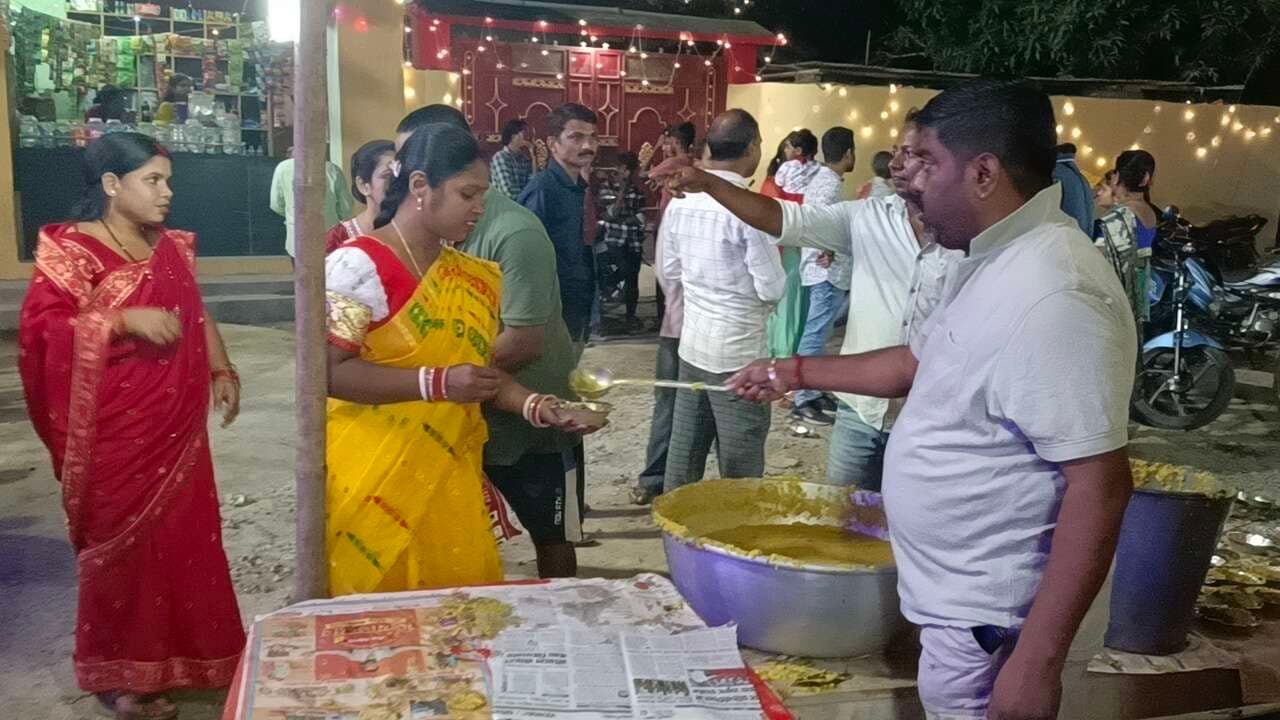 डुमरिया काली मंदिर में खिचड़ी भोग का वितरण, भक्तों ने ग्रहण किया प्रसाद