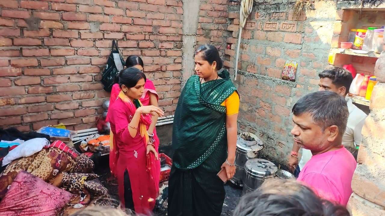 Bhagalpur news दीपावली की रात आसमानी पटाखे से लगी आग, लाखों की संपत्ति खाक