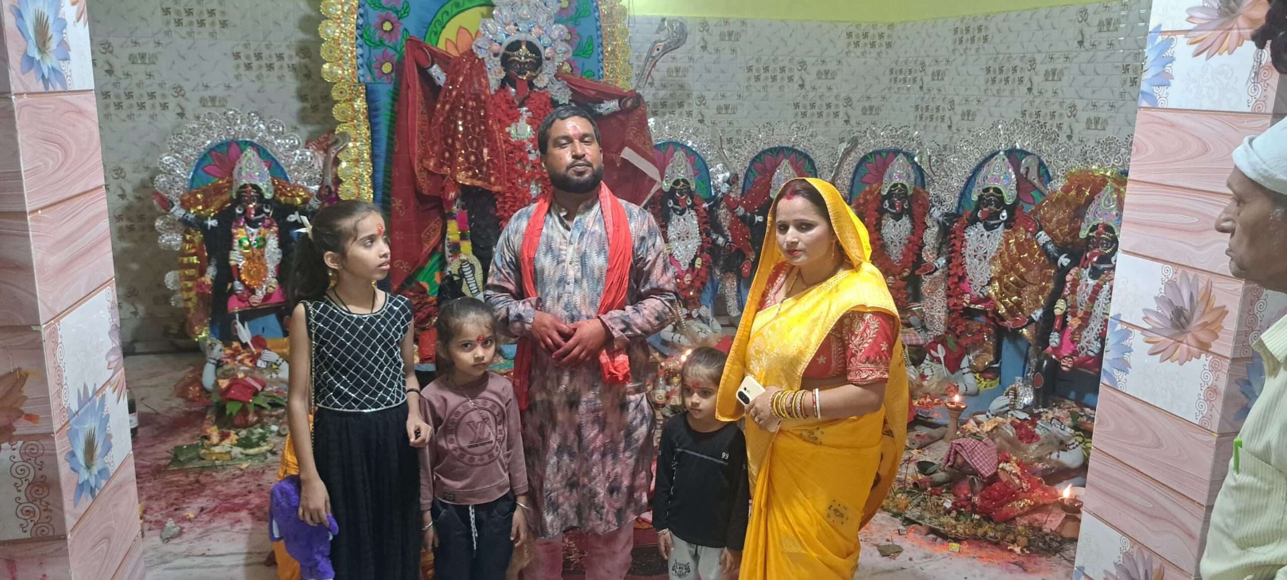 मां काली की पूजा अर्चना के लिए श्रद्धालुओं की उमड़ रही भीड़