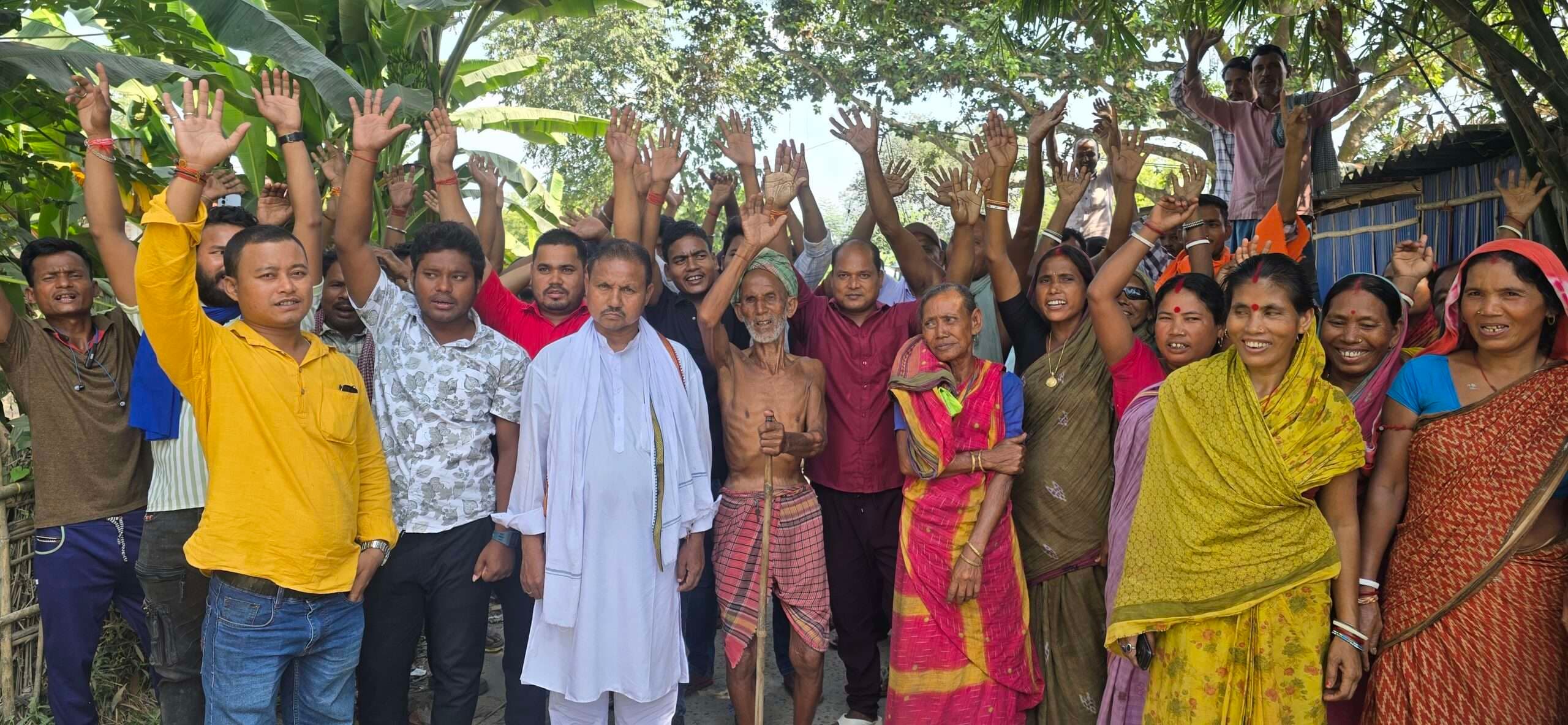 प्रत्याशी के नामांकन रद्द होने पर लोगों ने किया प्रदर्शन