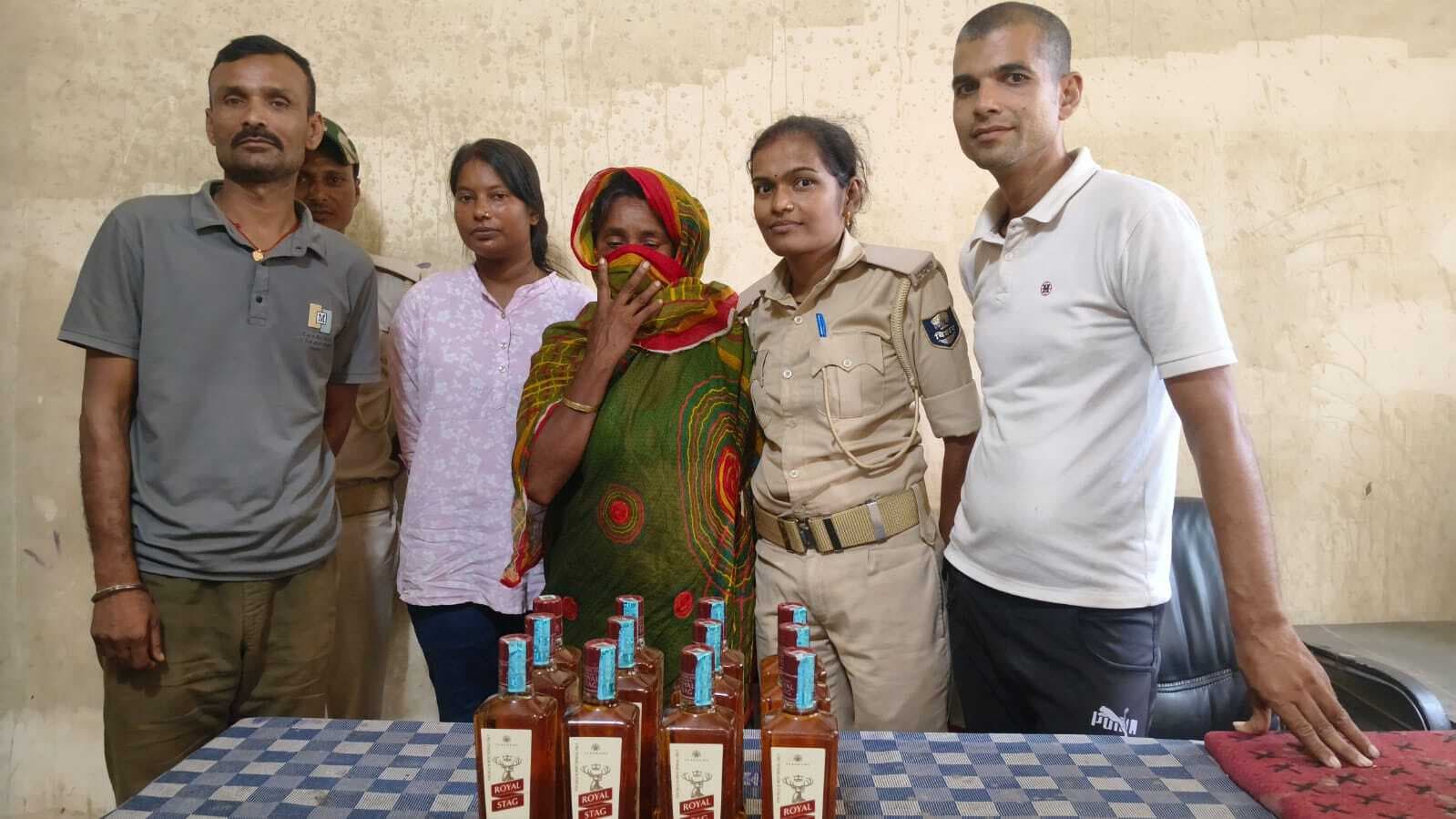 उत्पाद विभाग की छापेमारी में 69.10 लीटर शराब बरामद, दो महिला तस्कर गिरफ्तार