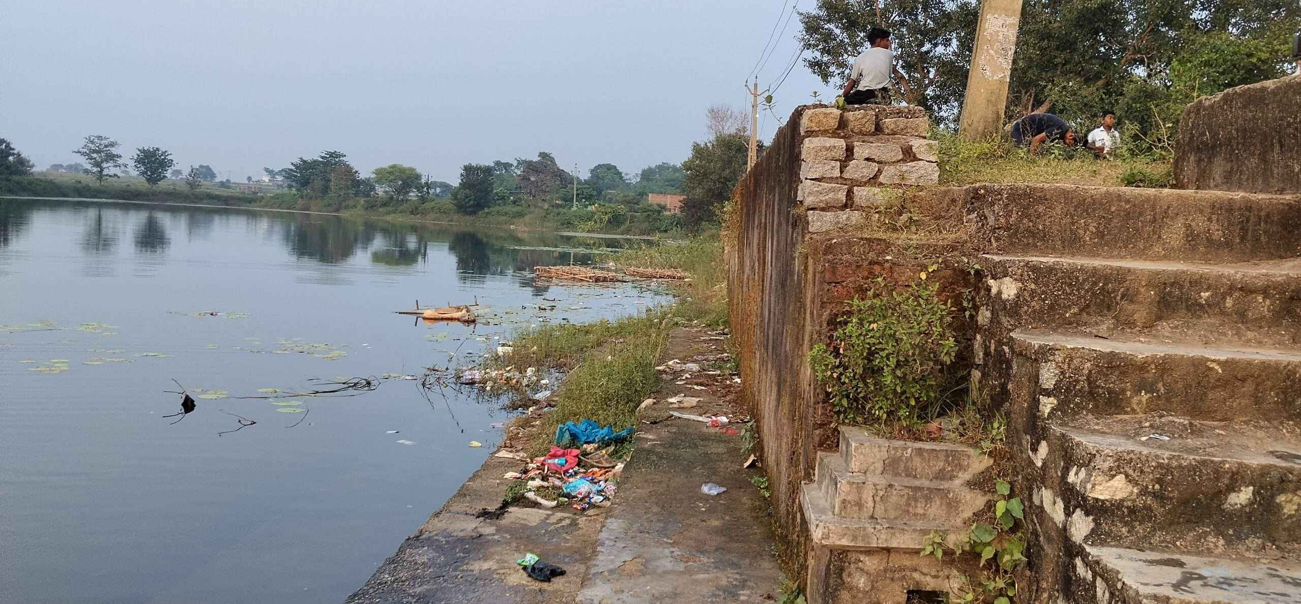 तमाड़ बड़ा तालाब छठ घाट पर फैला कचरा, श्रद्धालु परेशान* छठव्रती महिलाओं के लिये चेंजिंग रूम की व्यवस्था नहीं