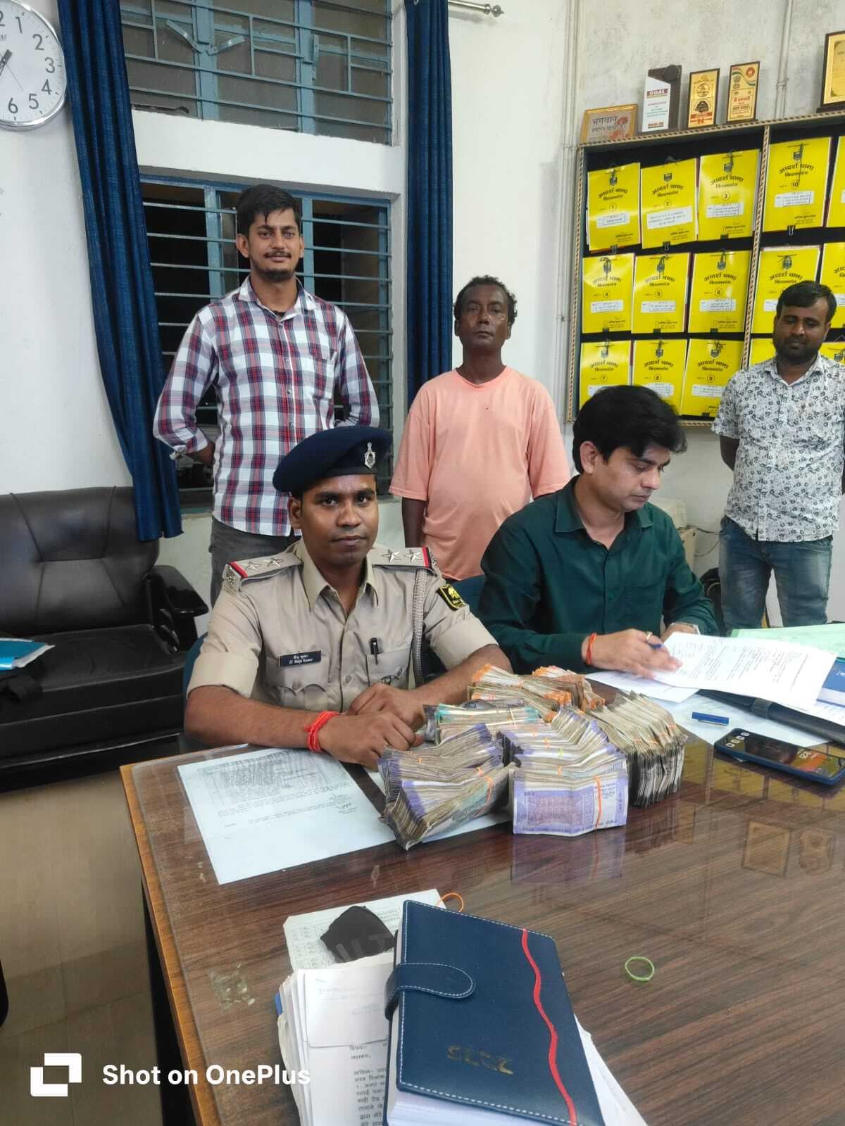 कार से चार लाख 41 हजार 870 रुपए जप्त