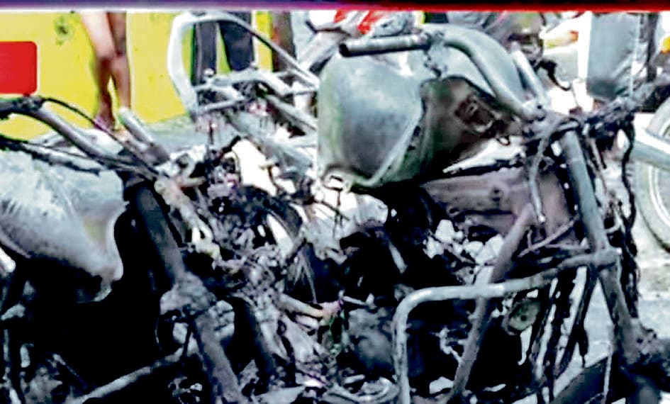 इसीएल क्वार्टर के बाहर दो बाइकों में आगजनी, निंघा सब्जीपट्टी में खौफ