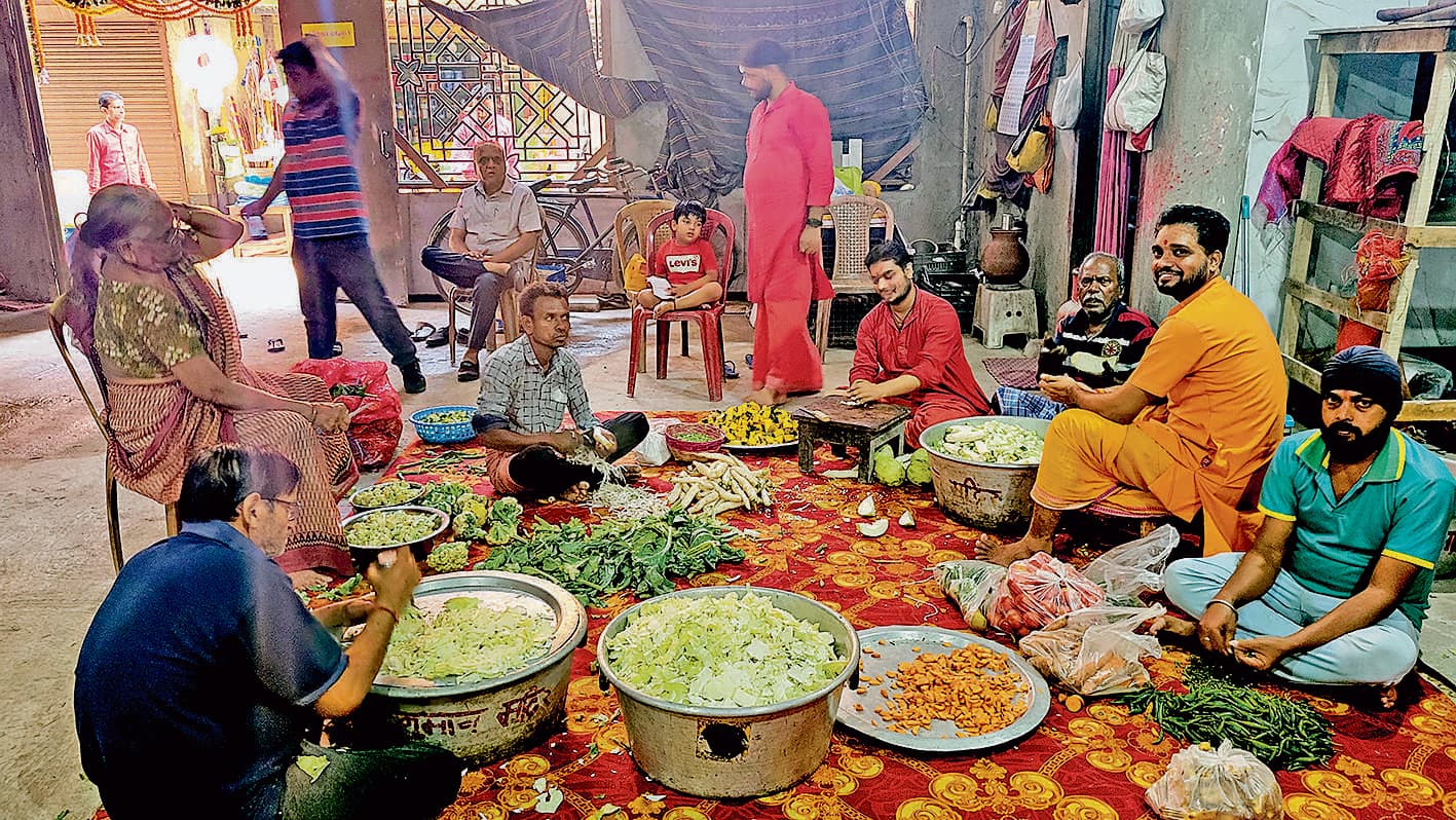 रानीगंज के मंदिरों में धूमधाम से मना अन्नकूट उत्सव