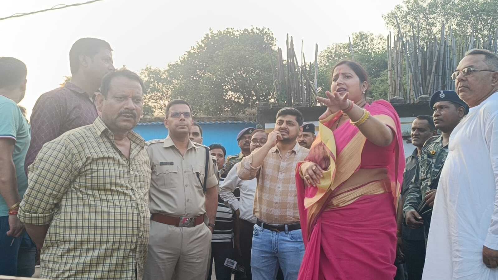 Dhanbad News: विधायक ने अधिकारियों के साथ किया राजा तालाब का निरीक्षण