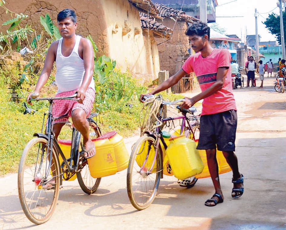 Dhanbad News: हुचुकटांड़ : एक ऐसा गांव जो बारिश में बन जाता है टापू, घरों में कैद हो जाते हैं लोग