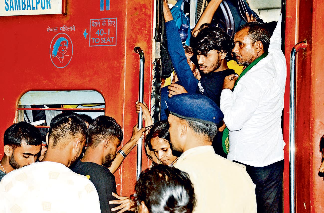 Dhanbad News : छठ पर घर जाने वालों की ट्रेनों में उमड़ी भीड़,