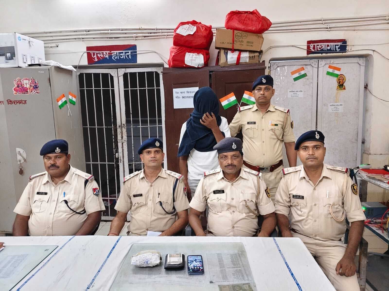 मादक पदार्थ के साथ एक गिरफ्तार