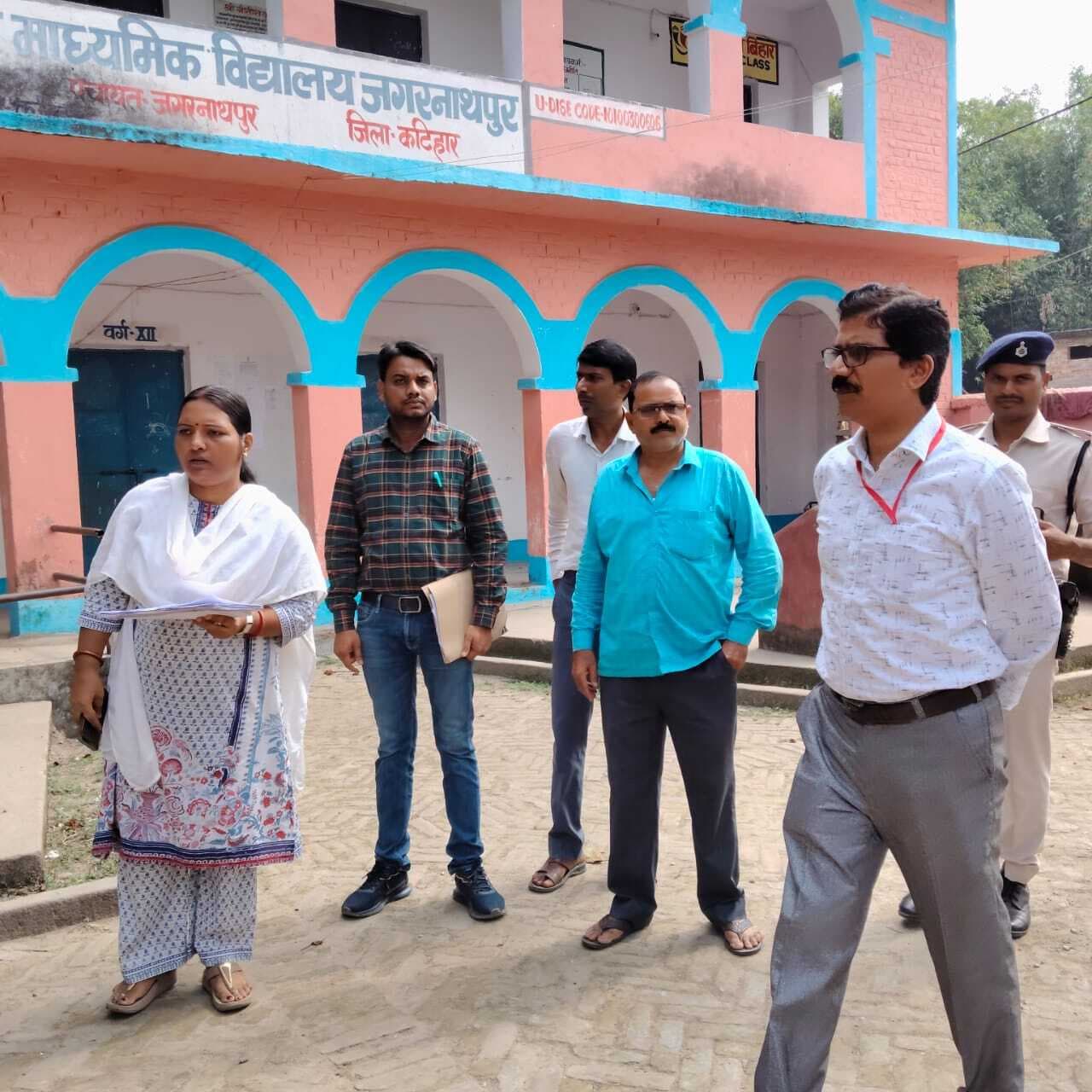 हसनगंज में मतदान केंद्रों का ऑब्जर्वर ने किया निरीक्षण