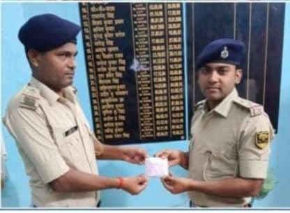 चोरी के 30 हजार व सोने की चैन बरामद, औरंगाबाद पुलिस को सौंपा