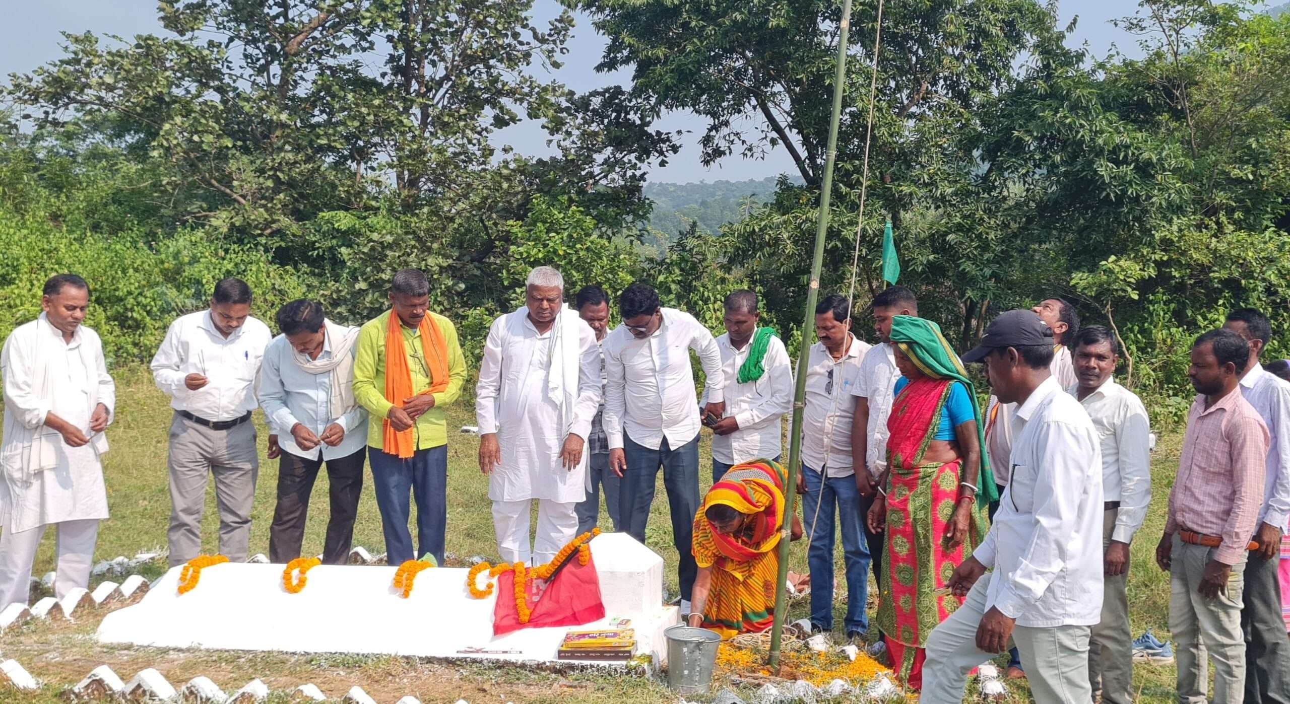 Dhanbad News : पूर्व नक्सली की पुण्यतिथि में शामिल हुए झामुमो विधायक, कहा होपना थे क्रांतिकारी