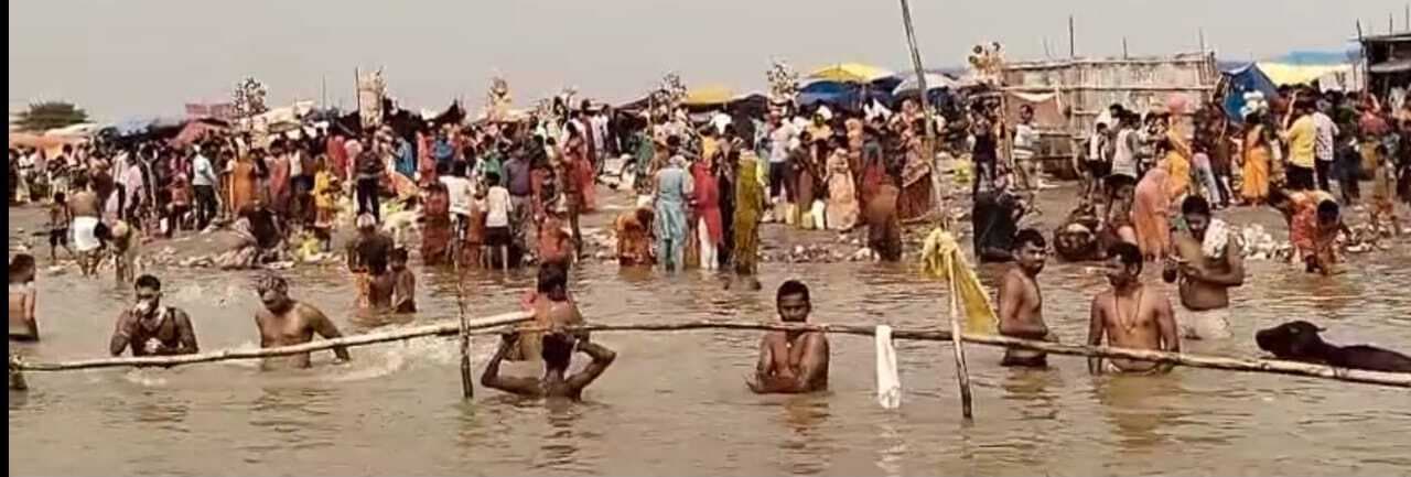 छठ को गंगा स्नान काढ़ागोला घाट पर उमड़ी भीड़