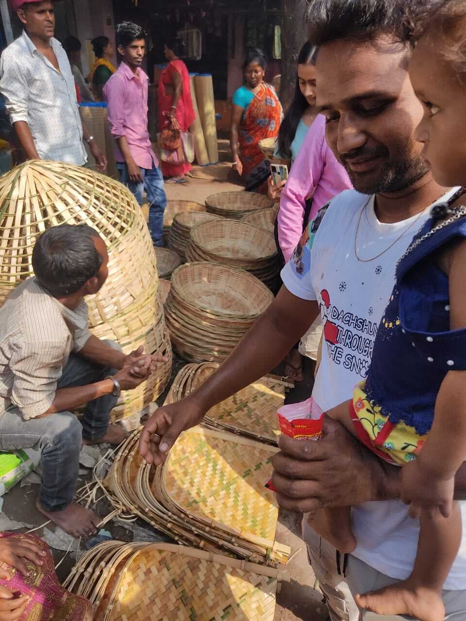 छठ महापर्व की तैयारियों में जुटे श्रद्धालु, बाजार में चहल-पहल तेज