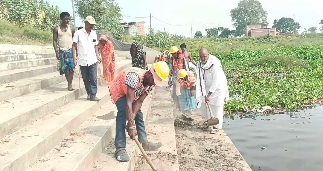 महापर्व छठ को लेकर मुखिया ने छठ घाट पर सफाई अभियान चलाया
