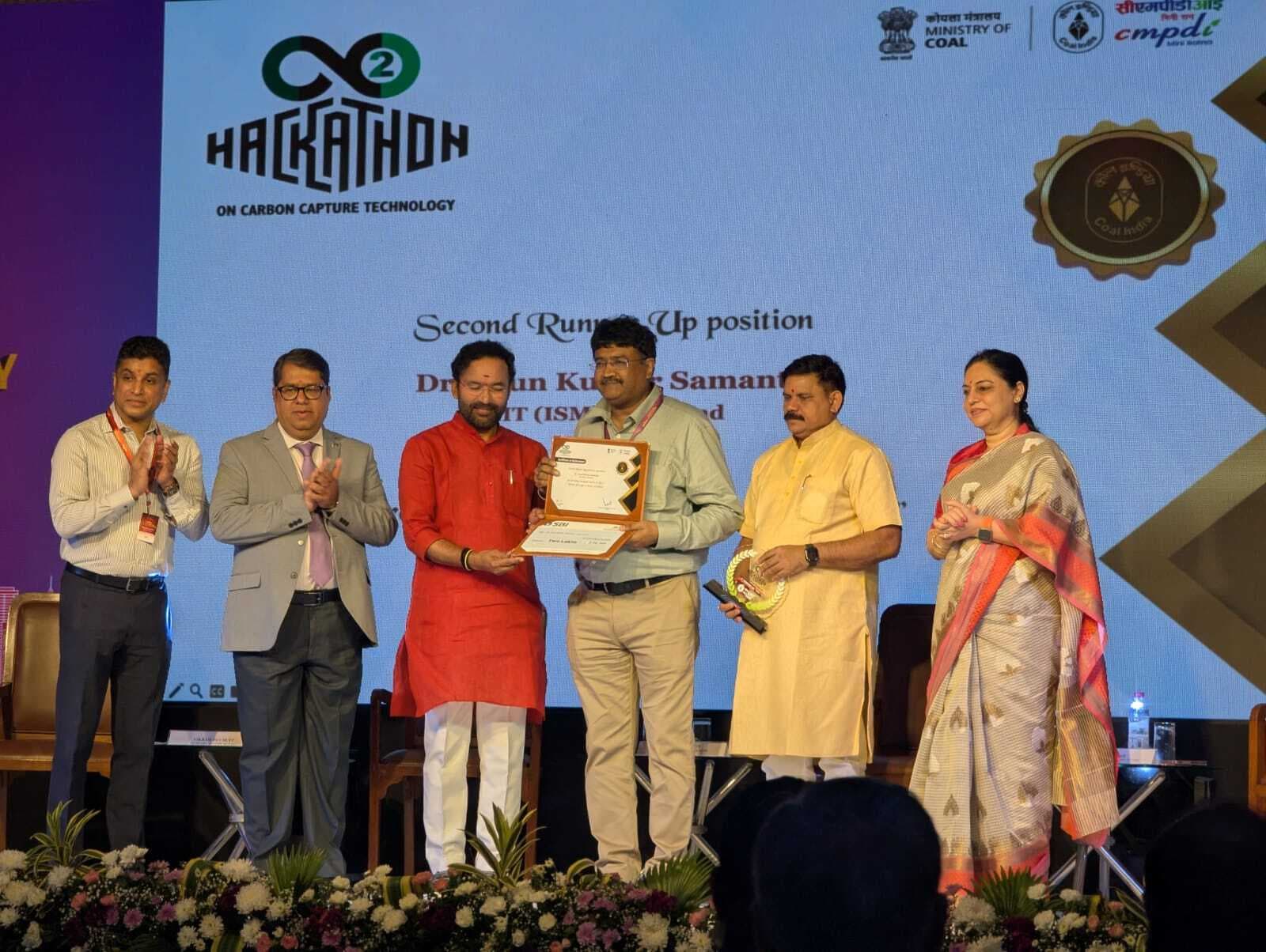 Dhanbad News: प्रो अरुण कुमार सामंता को कार्बन कैप्चर टेक्नोलॉजी हैकाथॉन अवार्ड