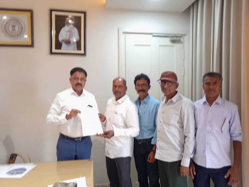 Bokaro News : बोकारो थर्मल के सप्लाई मजदूरों की मांगों को लेकर मंत्री को सौंपा मांग-पत्र