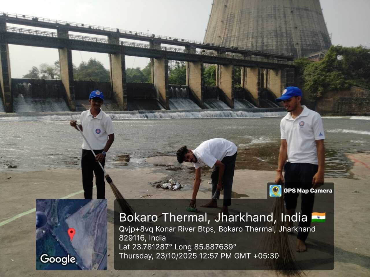 Bokaro News : एनएसएस स्वयंसेवकों ने छठ घाट पर चलाया सफाई अभियान