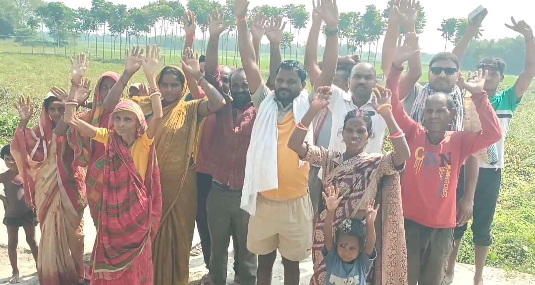 घाट की सफाई नहीं होने से ग्रामीणों ने प्रशासन के खिलाफ आक्रोश