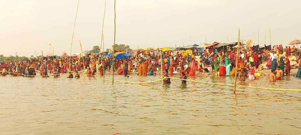 काढागोला घाट पर एक लाख छठ व्रतियों ने गंगा में लगायी डूबकी