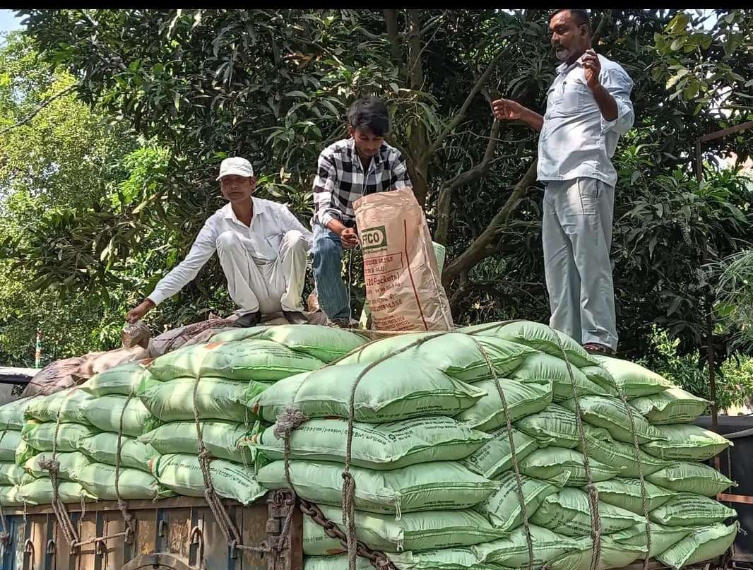 खाद से लदे ट्रैक्टर को रोशना पुलिस ने जब्त कर मामला दर्ज कराया