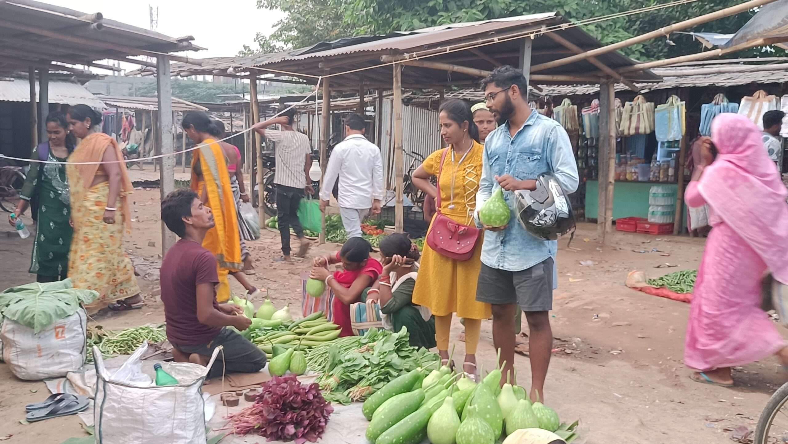 छठ के सामानों की खरीददारी में जुटे लोग, नारियल, केला, कद्दू, सूप-दोउरा से से पटा बाजार