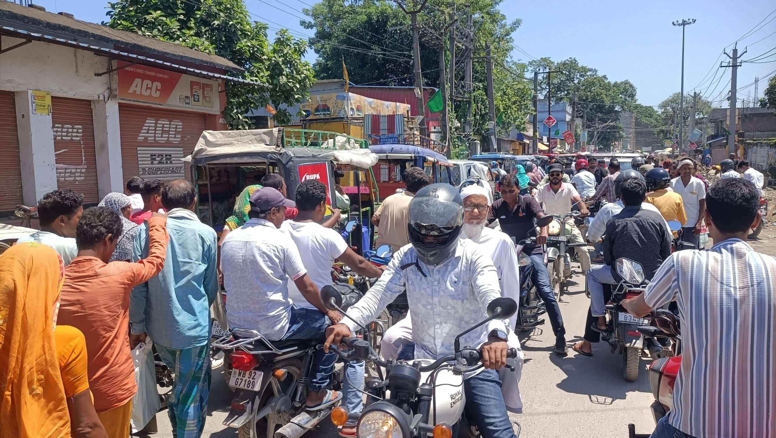 शहर में जाम की स्थिति, कड़कड़ाती धूप में लोग फंसे जाम में